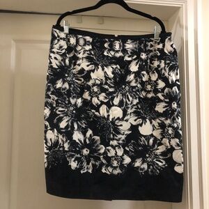Ann Taylor black and white floral skirt fully lined size 18